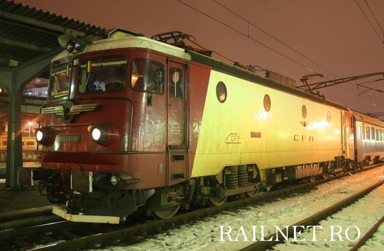 EA1-106 cu R 695 pregatita de plecare in Gara de Nord.jpg
