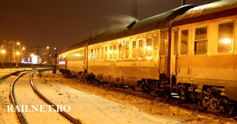 Un tren garat pe o linie a Remizei de Vagoane.jpg