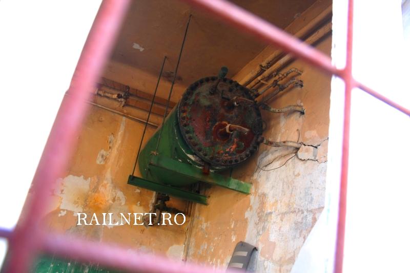 Rezervorul boilerului prin gratiile unui geam spart....jpg