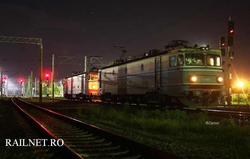 Cele doua masini la linia 3 a statiei Chitila.jpg (123.85 KiB) Vizualizat de 5032 ori Cele doua masini la linia 3 a statiei Chitila.jpg