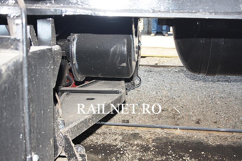 44.Brake cylinder, air reservoir and brake cross wheelhouse. Cilindru de frana, rezervor de aer si timonerie transversala de frana.jpg (115.88 KiB) Vizualizat de 23524 ori 44.Brake cylinder, air reservoir and brake cross wheelhouse. Cilindru de frana, rezervor de aer si timonerie transversala de frana.jpg