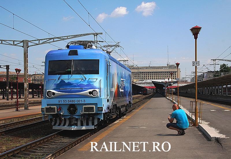 75.The second pantograph is raised in order to move in the opposite direction. This is a rule in Romania to prevent the pantograph's hanging..jpg (109.73 KiB) Vizualizat de 23521 ori 75.The second pantograph is raised in order to move in the opposite direction. This is a rule in Romania to prevent the pantograph's hanging..jpg