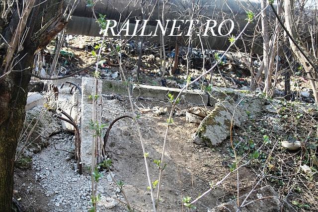 Detaliu al unor foste conducte pe terasamentul vechii linii.jpg