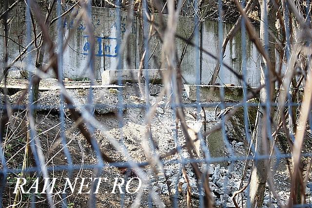 Alte urme ale conductelor amplasate pe terasament.jpg