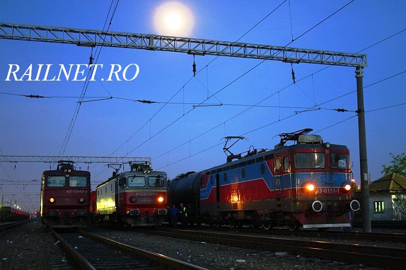 Cele trei masini ale amurgului cu Luna plina....jpg