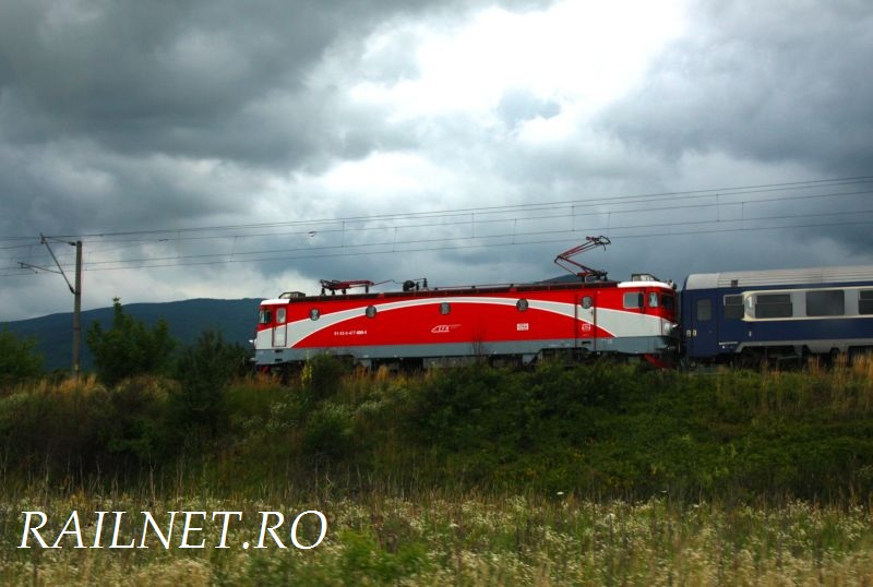 Masina 47-7690-8 cu un tren in zona Orastie.JPG