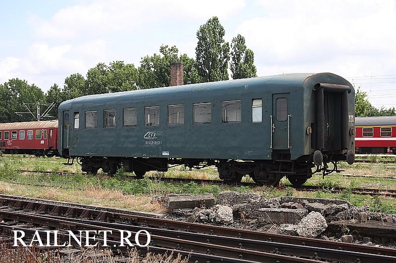 Vagonul seria 28-29 453-1 sosit in Timisoara pentru revizie.JPG