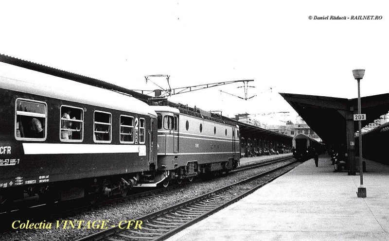18.O alta masina neidentificata si primul vagon (20-57) al unui tren soseste in Gara de Nord.jpg