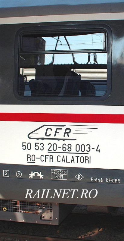 Fereastra si inmatriculare CFR conform normelor UIC actuale, alte semne si inscriptii.jpg