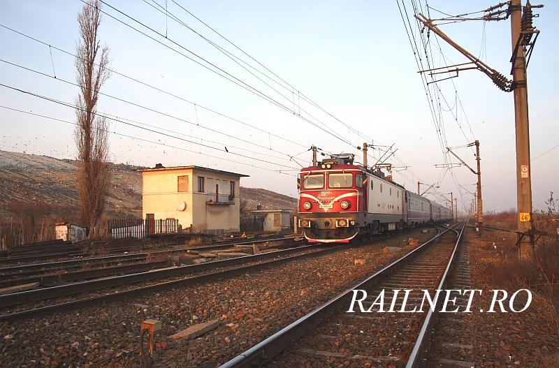 Masina 'papagal' 41-0564-9 cu IC 593.jpg