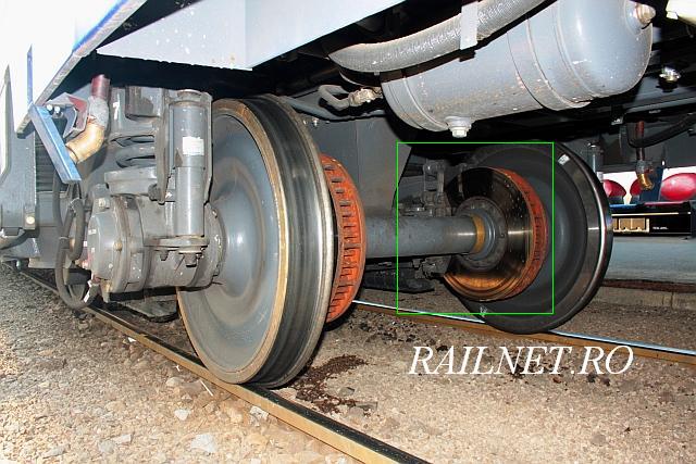 In spate se observa o parte din timoneria de frana pentru doua discuri si cilindrul de frana al unuia din ele.jpg (77.59 KiB) Vizualizat de 256213 ori In spate se observa o parte din timoneria de frana pentru doua discuri si cilindrul de frana al unuia din ele.jpg