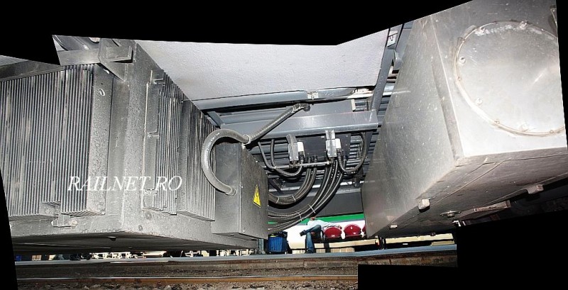 Ansamblu convertizor static, cabluri electrice si rezervor retentie ape uzate sub cutia vagonului.jpg
