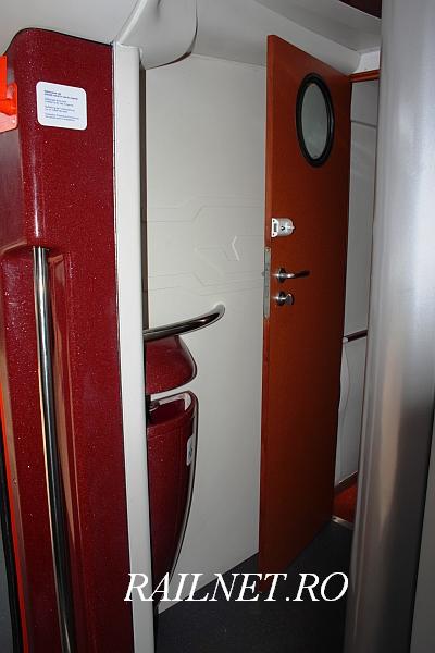 Usa de intrare din primul hol al vagonului, catre holul de serviciu al vagonului.jpg (41.49 KiB) Vizualizat de 256152 ori Usa de intrare din primul hol al vagonului, catre holul de serviciu al vagonului.jpg