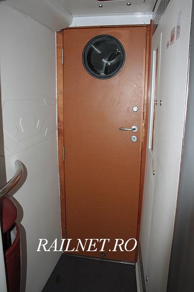 Usa de acces intre holul de capat al vagonului si cel de serviciu.jpg (41.3 KiB) Vizualizat de 256137 ori Usa de acces intre holul de capat al vagonului si cel de serviciu.jpg