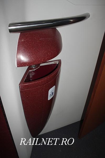 In fata usii pe stanga jos, se afla un cos de gunoi.jpg (40.13 KiB) Vizualizat de 256153 ori In fata usii pe stanga jos, se afla un cos de gunoi.jpg