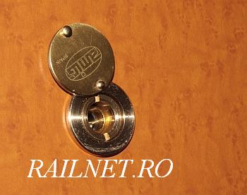 Detaliu vizor pe usa cabinei de dormit din interior catre hol.jpg (26.63 KiB) Vizualizat de 256393 ori Detaliu vizor pe usa cabinei de dormit din interior catre hol.jpg