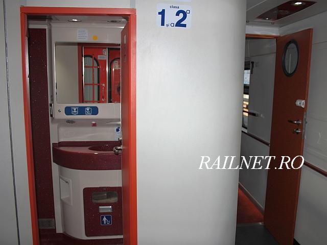 Intrare in toaleta din capat a vagonului.jpg (42.65 KiB) Vizualizat de 256395 ori Intrare in toaleta din capat a vagonului.jpg