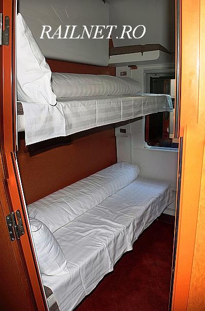 Doua din cele 3 paturi ale unei cabine de clasa 2a (cel de sus este pliat)..jpg