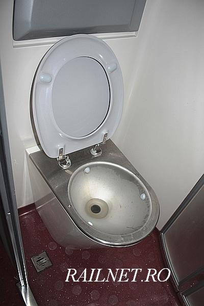 Vasul WC aflat in grupul sanitar al unei cabine de Clasa 1a.jpg