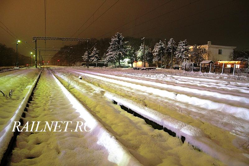 In departare semnalele de iesire in directia X a statiei arata ca sectia este inchisa....jpg (92.89 KiB) Vizualizat de 20206 ori In departare semnalele de iesire in directia X a statiei arata ca sectia este inchisa....jpg