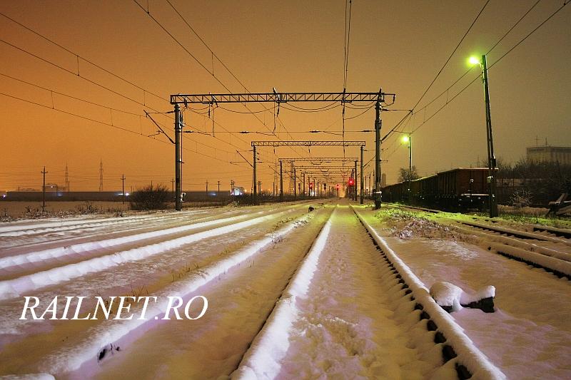 Primele 5 linii electrificate si catenara in directia Y a liniei de Centura. In plan indepartat semnalele de iesire ale statiei..jpg (83.34 KiB) Vizualizat de 21635 ori Primele 5 linii electrificate si catenara in directia Y a liniei de Centura. In plan indepartat semnalele de iesire ale statiei..jpg