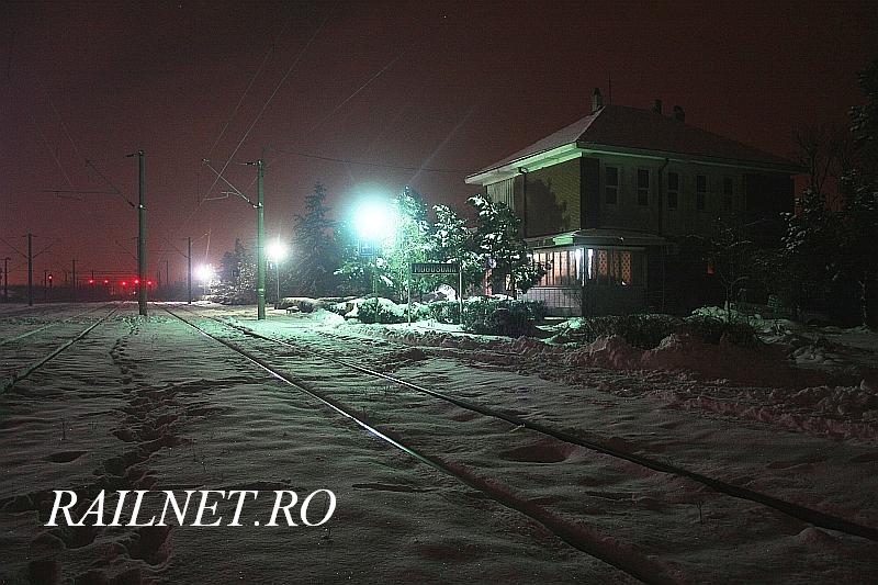 Primele trei linii ale statiei vazute catre cladiri in directia Y.jpg (97.77 KiB) Vizualizat de 22436 ori Primele trei linii ale statiei vazute catre cladiri in directia Y.jpg