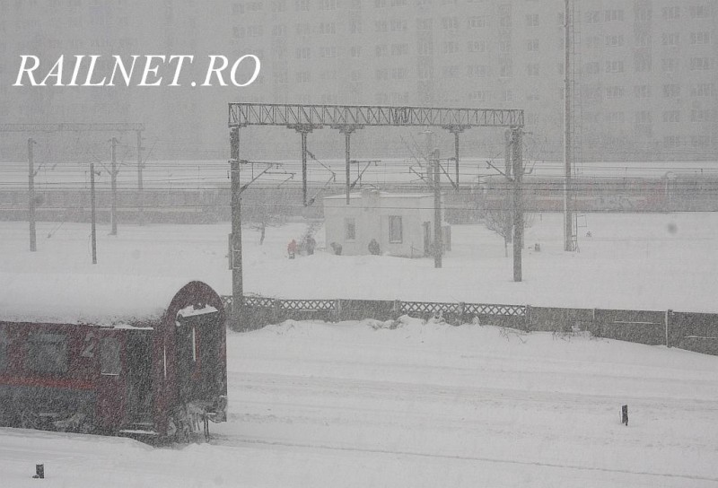 La Remiza Basarab, aceeasi situatie - se munceste la foc continuu in pofida vremii cainoase.jpg