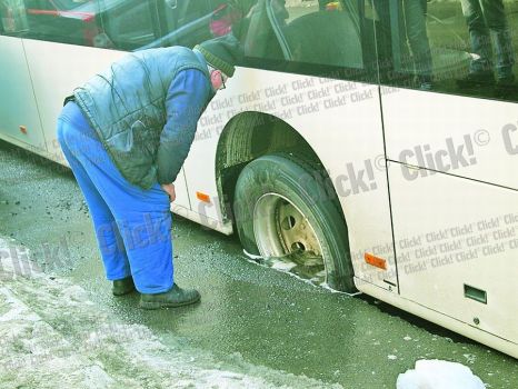 Autobuzul nu a mai putut înainta fiindcă a rămas suspendat.jpg