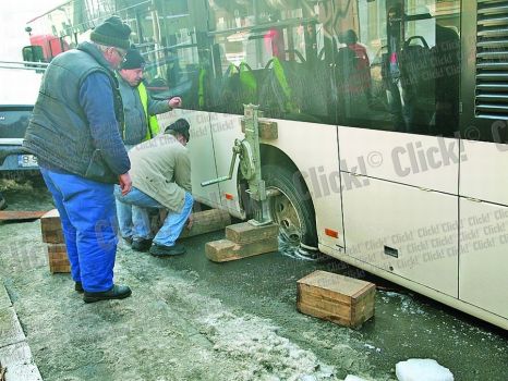 Angajaţii regiei de transport l-au ridicat din groapă cu un cric.jpg
