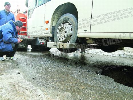 Vehiculul a fost luat pe sus de puntea din faţă şi scos din zona periculoasă.jpg