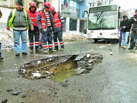 Craterul care a înghiţit partea din spate a autobuzului se mărea neîncetat.jpg