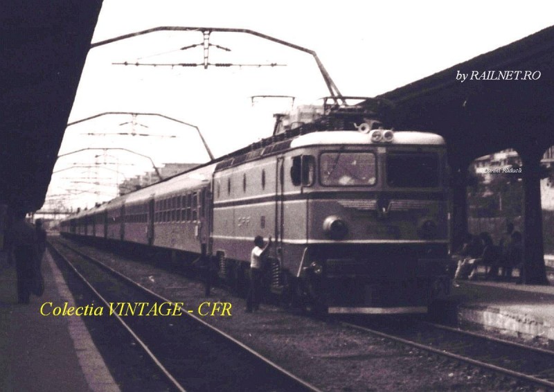 Masina 41-0364-4 sosita cu un tren in compunerea caruia figurau vagoane de clasa tip RK.jpg