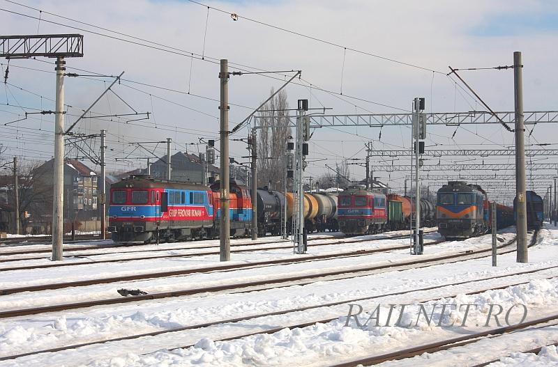 Undeva in departare inca un cuplu - 60-1534-1 si 81-0703-9 ale GFR pleaca de pe la linia 4.jpg
