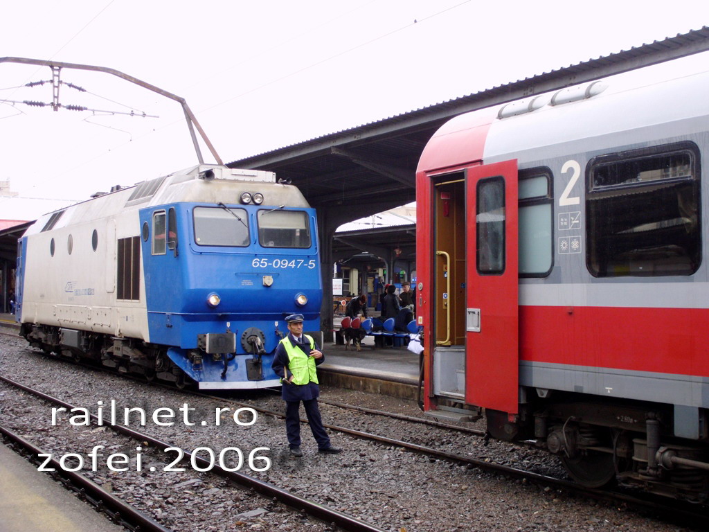 65-0947-5 asteapta plecarea trenului 1671 pentru retragerea in BC dupa ce a adus trenu 1670, 01.04.2012.jpg