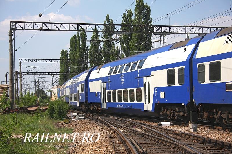 Trenul plecat de pe linia 3 directa a statiei Chitila trece succesiv de pe o linie pe alta spre Linia 901 catre Pietrosita.jpg