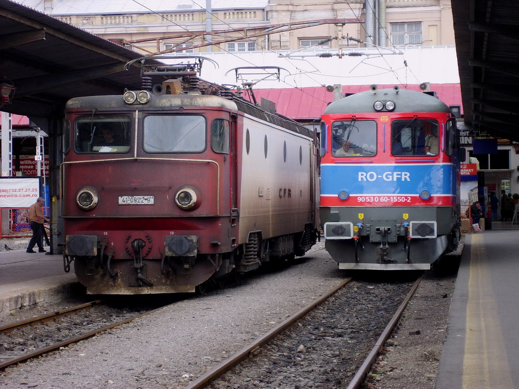 41-0922-9 & 60-1550-2 in Bucuresti Nord, 31.05.2012.jpg