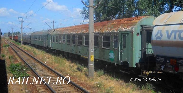 Patru din vagoanele trenului sanitar la Turnu Severin in iulie 2011.jpg