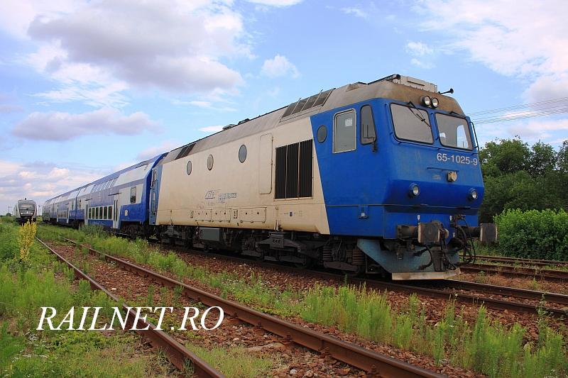 Masina 65-1025-9 cu trenul Regio 7034 demareaza din Balotesti (iunie 2012).jpg