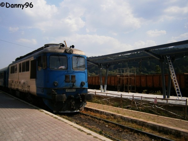 62-0998-5 in Piatra Neamt cu R5453 spre Bicaz.jpg
