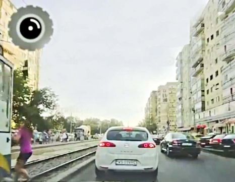 Din informaţiile martorilor, tânăra a rămas fără laba piciorului, fiind internată la Spitalul Municipal din Bucureşti..jpg