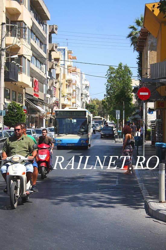Autobuze ale mai multor linii pe o strada din Heraklion.JPG