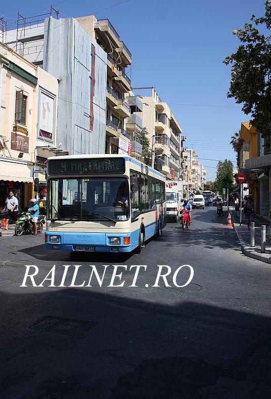 Autobuz MAN al liniei 4 pe strada Rizinias.JPG