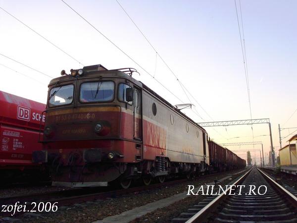 47-4006-0 venita dinspre Buftea cu o naveta de fier vechi iar Statia CF Chitla urma sa mai primeasca ceva vagoane incarcate cu fier vechi de la Remat Chitila, 24.09.2012.jpg