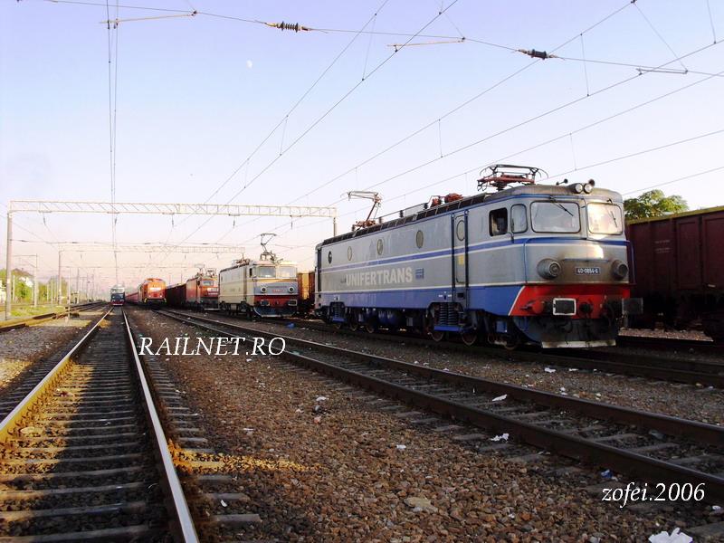 3 EA-uri care se odihnesc pe linia 7 abatuta din Statia CF Chitila, 24.09.2012.jpg