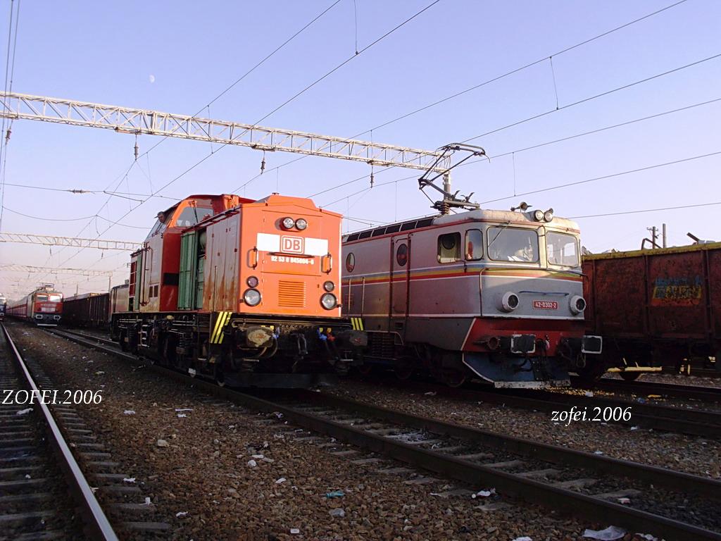 Un BR 110 al DB-ului fata in fata cu EA-ul care a contribuit la o parte din istoria CFR-ului, 24.09.2012.jpg