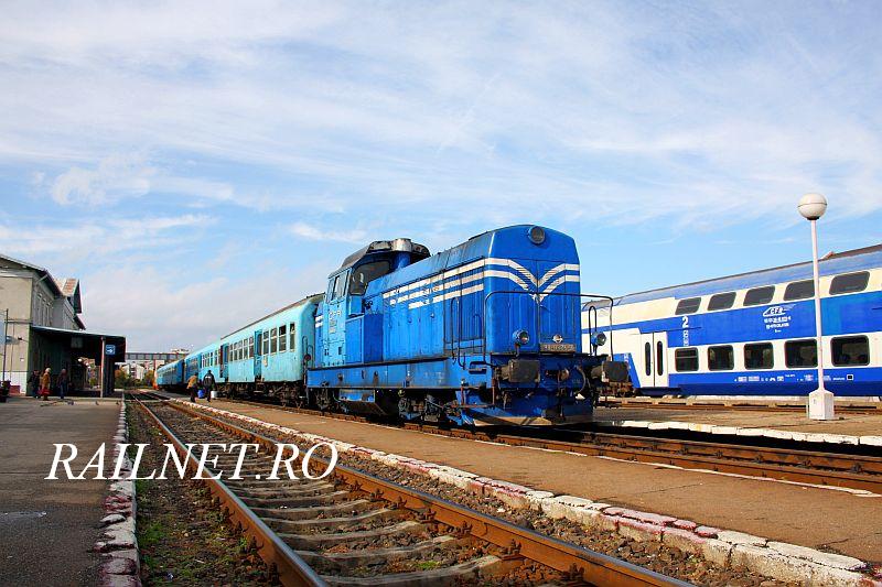 Masina 89-0335-3 cu trenul R 9475 la linia 2 Pitesti.jpg