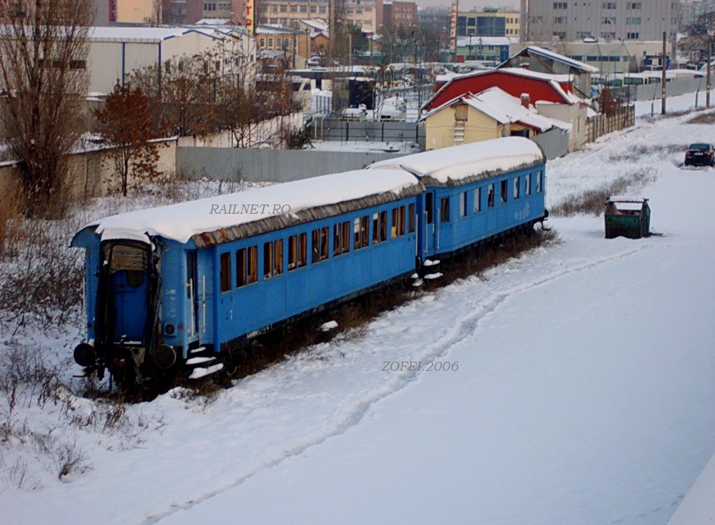 Vedere cu ultimile 2 vagoane ale trenului de epoca Bucuresti, 13.12.2012.jpg