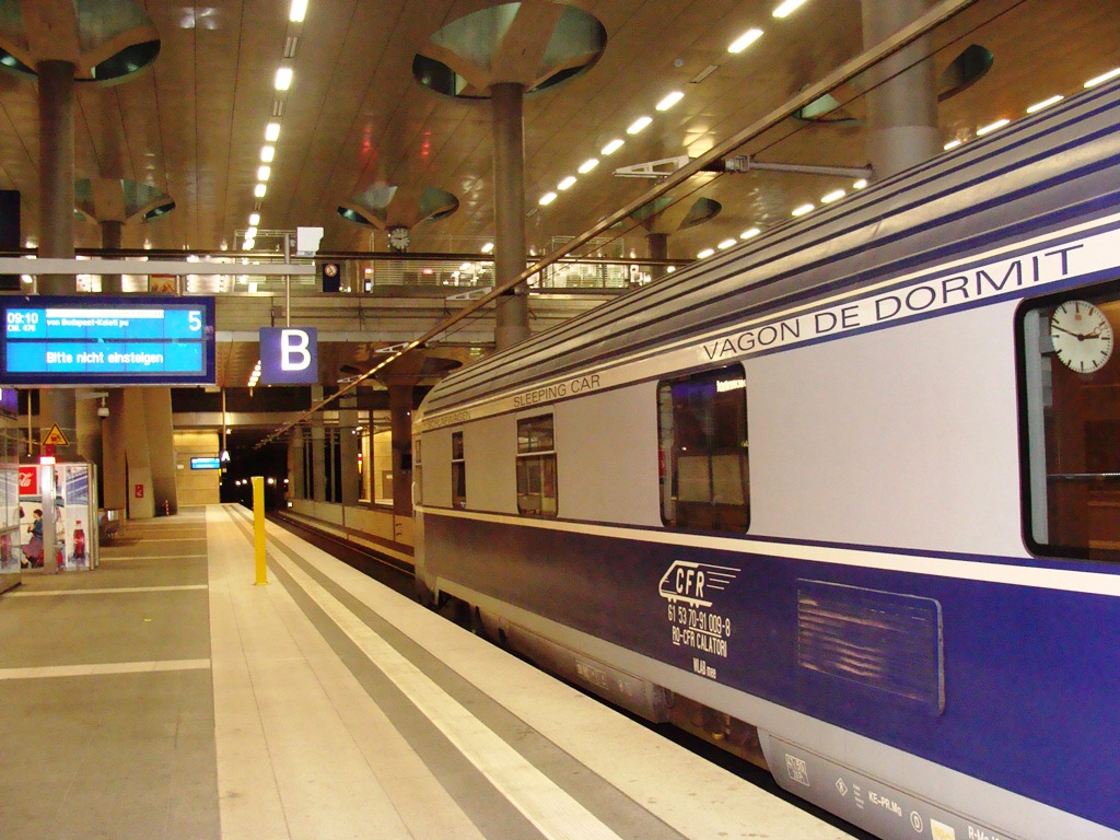 Gara centrala Berlin - vagon CFR Calatori 2.JPG