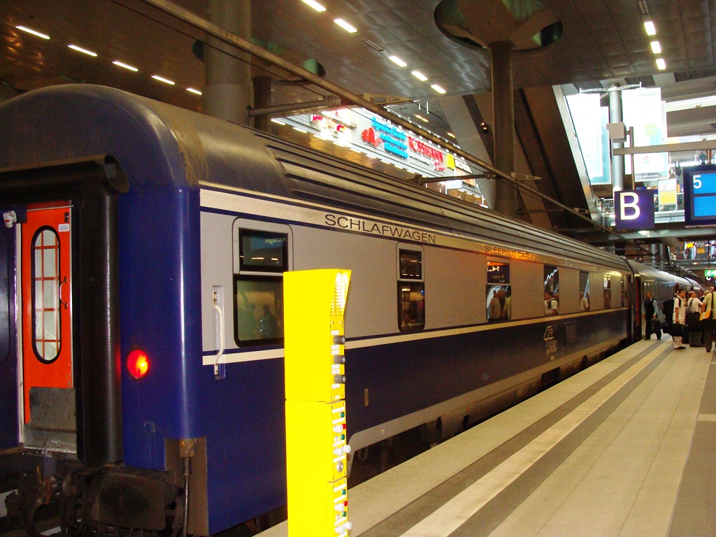 Gara centrala Berlin - vagon CFR Calatori 4.JPG