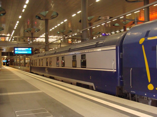 Gara centrala Berlin - vagon CFR Calatori 12.JPG